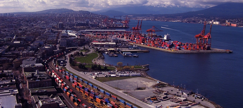 port dans une ville au canada vue aerienne d'un port et du freight situé au canada