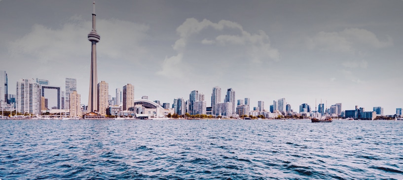 la ville de toronto qui dispose de l’un des plus grand port de marchandise du canada horizon de toronto et ses bateaux au canada
