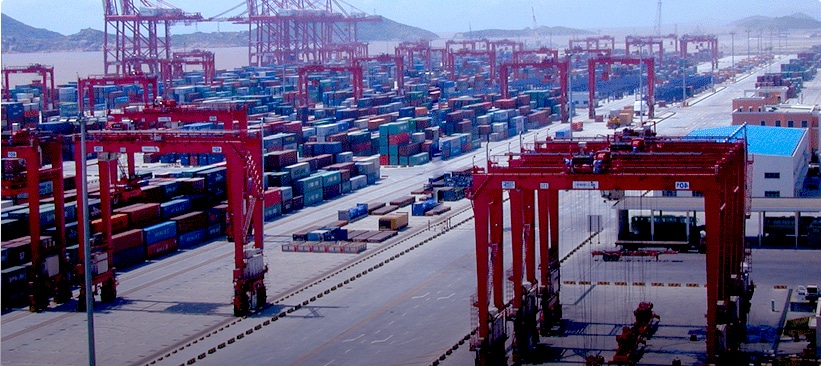 Le port de shanghai en chine, le plus grand port au monde Le port de shanghai en chine, ainsi que ses grues et conteneurs