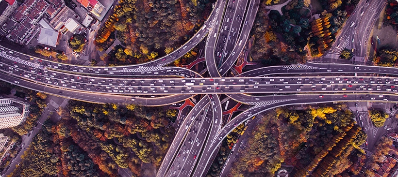 transport de marchandises sur les routes en chine trafic de véhicules et de marchandises sur une autoroute en plein coeur d'une ville chinoise