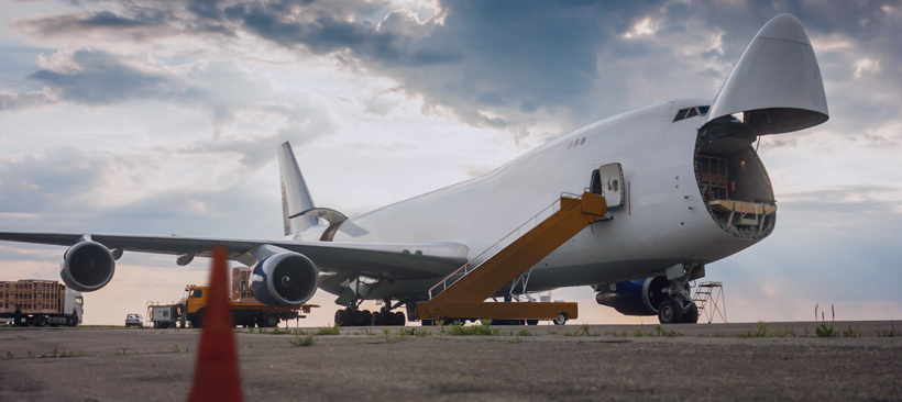 croissance du marché aérien et ses avions-cargo chargement d'un avion par sa soute sur la piste d'un aéroport