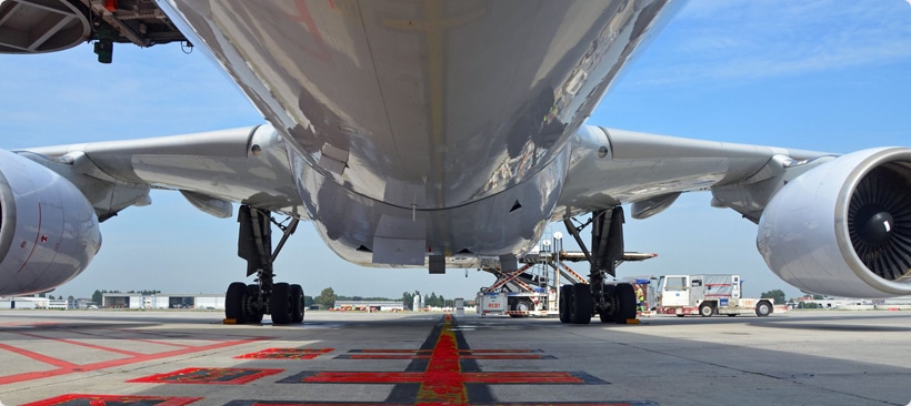 transport international et logistique avec des avions-cargo vue de dessous d'un avion cargo pour fret aérien