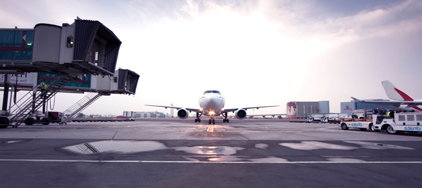les différents types de conteneurs que peuvent transporter un avion pour le fret aérien Un avion, transporteur de marchandises sur une piste d'aéroport