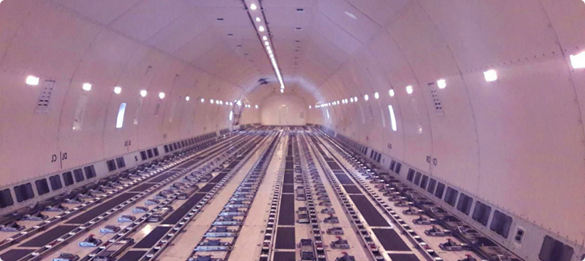 emploi de conteneur pour le transport aérien de marchandises intérieur vide d'un avion-cargo pour le transport aérien de marchandises