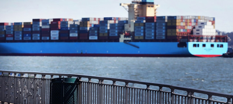 la sureté portuaire et des cargos porte-conteneurs cargo entrant dans un port pour le transport de fret