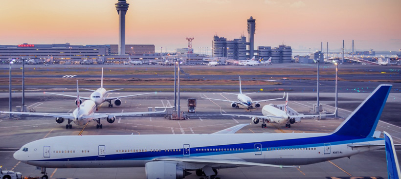 expédition de fret aérien à l’aéroport de tokyo boings de la compagnie ana sur une piste de l'aéroport de tokyo