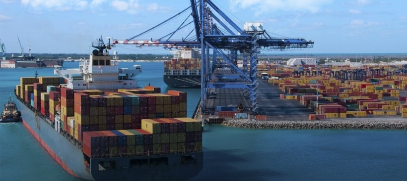 envoi de conteneurs dans un port de stockage livraison de conteneurs par cargo dans un port de stockage