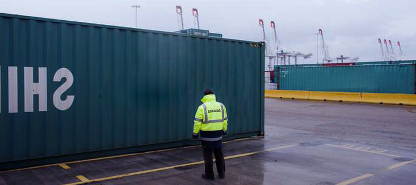 controle et assurance des expéditions dans le monde par fret maritime conteneurs dans un port avec un agent de fret qui controle
