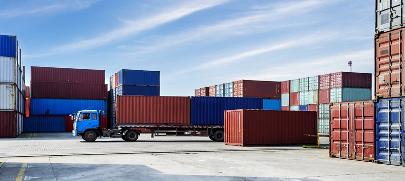 transport maritime, les enjeux et les conventions transport de marchandises dans des conteneurs sur un port de fret maritime
