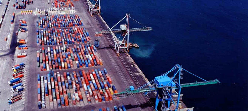 la chaine logistique du fret maritime sur un port port remplis de conteneurs pour le transport de marchandises