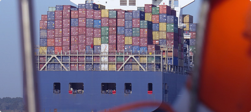 augmentation de l’envoi de conteneurs entre la france et l’inde cargo transportant des marchandises dans un port en inde